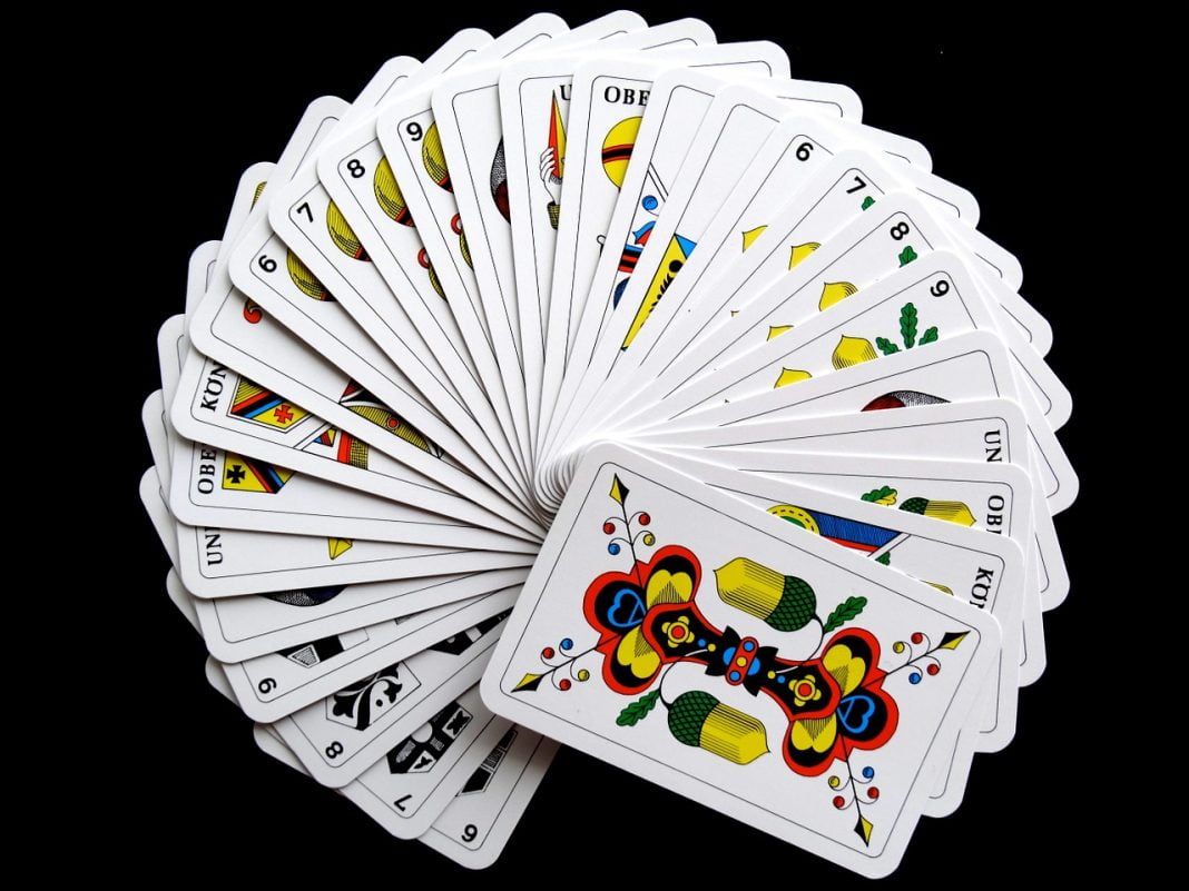 Korttipelien pelaaminen netissä vai korttipakalla?