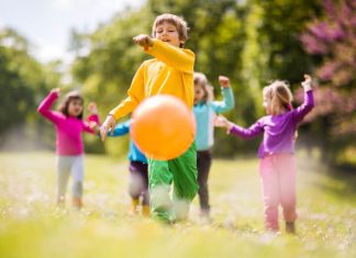 Lisää liikuntaa ja hyvinvointia lapsen arkeen pallopelien avulla Lisää liikuntaa ja hyvinvointia lapsen arkeen pallopelien avulla