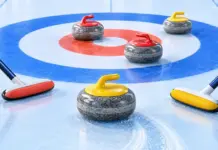 Curling säännöt – kivet, harjaus ja pisteytys selitettynä Leikkisässä curling-kuvituksessa puna- ja keltakahvaiset kivet ovat jääradan maalialueella ja sen edustalla kahden harjan välissä.
