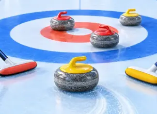 Curling säännöt – kivet, harjaus ja pisteytys selitettynä Leikkisässä curling-kuvituksessa puna- ja keltakahvaiset kivet ovat jääradan maalialueella ja sen edustalla kahden harjan välissä.