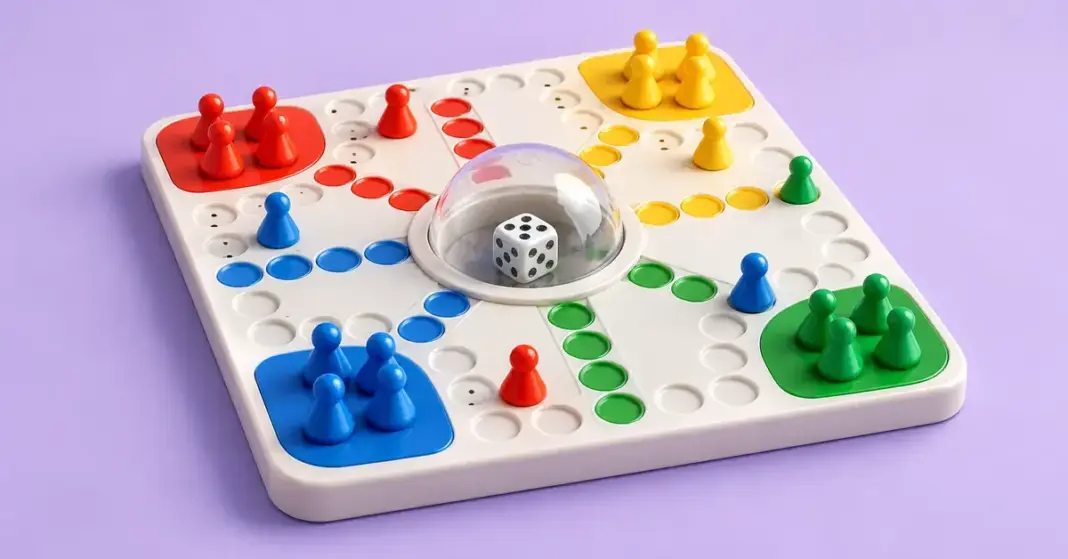 Kimble-pelin kuvituksessa värikkäät pelinappulat kiertävät lautaa, jonka keskellä on noppa läpinäkyvän kuvun sisällä.